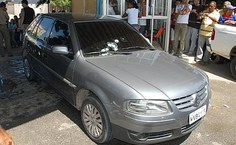 Veículo dos assaltantes interceptado pela Polícia Militar na guarita do HU