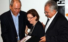 Secretários homenageiam a viúva de Aurélio