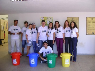 Prof. Carlos Everaldo, coordenador do curso de Administração, junto com os demais docentes e alunos participantes do evento