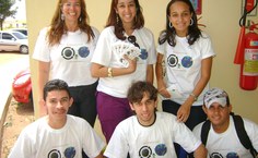 Profª Ana Paula Marques, profª Emanuelle, a bolsista Kelline Oliveira e os vencedores do concurso