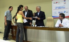 Alunos recebem certificado de excelência acadêmica