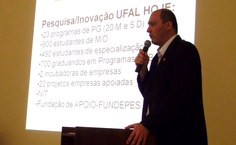 Professor Tonholo apresenta o cenário da pesquisa na Ufal