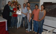 Entrega de certificados aos alunos que se destacaram com suas pesquisas