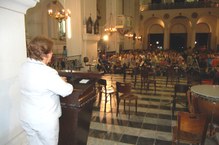 Reitora Ana Dayse cumprimenta os presentes em nome da Ufal no Concerto de Natal realizado nesta quinta-feira, 17