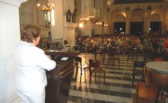 Reitora Ana Dayse cumprimenta os presentes em nome da Ufal no Concerto de Natal realizado nesta quinta-feira, 17