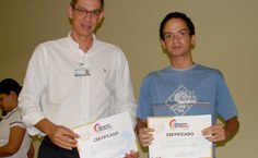 Orientador e aluno satisfeitos com a premiação