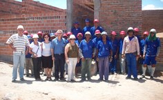 Reitora e equipe com trabalhadores da região