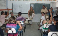 Estudantes conversam com a reitora