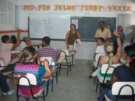 Estudantes conversam com a reitora