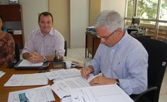 Vice-reitor Eurico Lôbo assinou os contratos das incubadoras