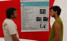 José Raniery, de Ciências da Computação, explica o projeto ao colega de curso