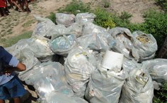 No final da caminhada, mais de 25 sacos de lixo recolhidos