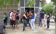 Novos estudantes felizes com a matrícula