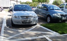 Outra rampa de acesso obstruída no estacionamento da reitoria