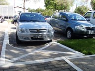 Outra rampa de acesso obstruída no estacionamento da reitoria