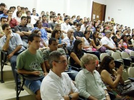 Bolsas e ações institucionais incentivam a pesquisa e a pós-graduação