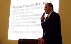 Tonholo apresentando o crescimento da pesquisa e pós-graduação