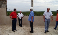 Equipe conferindo as obras do Campus Sertão