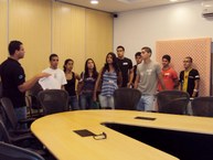 Calouros na sala de visualização com recurso para vídeo-conferência