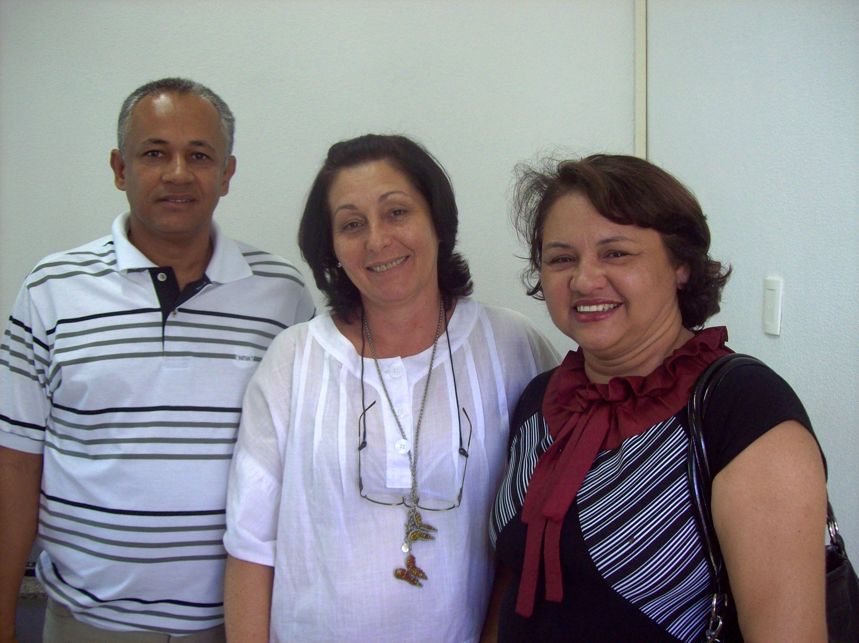 Da esquerda para a direita: professor Cícero Albuquerque, diretor do polo, Marinez Coral, coordenadora do Curso de Serviço Social, e Édila Canuto, da Secretaria Municipal de Cultura