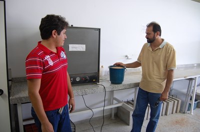 Marcell Gustavo (de vermelho) e o professor Paulo César Gomes