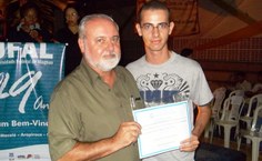 Diego Lisboa recebe o certificado de 1º colocação na área de Ciências da Saúde do Pró-reitor Estudantil Pedro Nelson