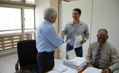 Eduardo Seixas recebe os cumprimentos do vice-reitor