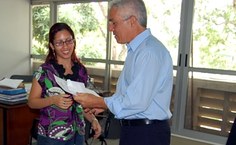 Jacqueline Freire cumprimentada pelo vice-reitor