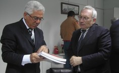 Eurico Lôbo entrega livro República dos Palmares para o reitor italiano