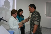 Coronel Sampaio entrega o busto do patrono do quartel para a reitora