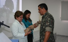 Coronel Sampaio entrega o busto do patrono do quartel para a reitora
