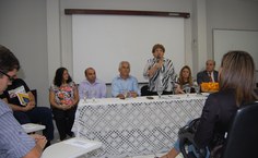 Reitora cumprimenta mestrandos que iniciam atividades