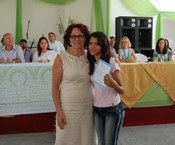 Janecleia Soares recebe certificado de primeira colocação em Pedagogia