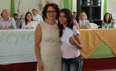 Janecleia Soares recebe certificado de primeira colocação em Pedagogia
