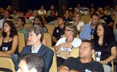 Professores e alunos presentes à aula inaugural