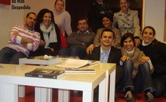 O aluno está entre os demais colegas de HUB, em Porto