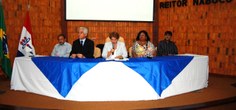 Representantes dos servidores da Ufal compuseram a mesa com a reitora e o vice