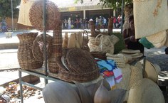 Três barracas expõem os artesanatos