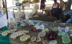 Sabonetes, panos, bolsas, cestas e chapéus estão entre os artigos vendidos