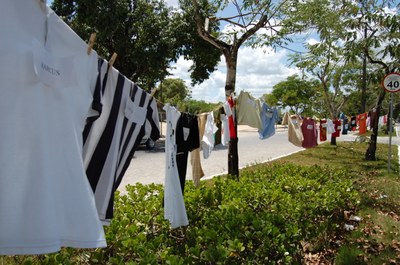 Camisas espalhadas pelo campus em 2 de abril de 2009