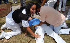 Participação dos alunos de teatro no protesto contra a violência