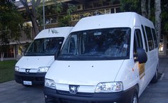 Dois dos veículos destinados ao Campus Arapiraca e Polos