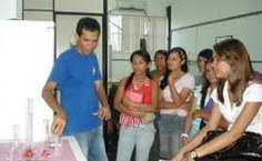 Aluno de Engenharia Civil realizando oficina na área de saneamento