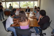 Estudantes reunidos com o vice-reitor