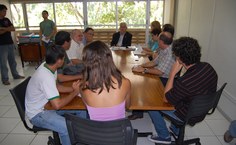 Estudantes reunidos com o vice-reitor