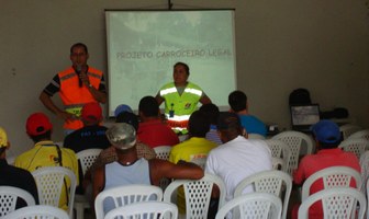 Alunos de Medicina Veterinária atendem carroceiros na Grota do Reginaldo