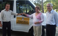 Entrega da chave da Van para o prof. Paulo Vanderlei, diretor do Ceca