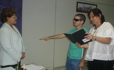 Com a ajuda da prof. Marinês, José faz o juramento