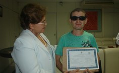 José Antonio Albuquerque com o diploma em mãos