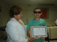 José Antonio Albuquerque com o diploma em mãos